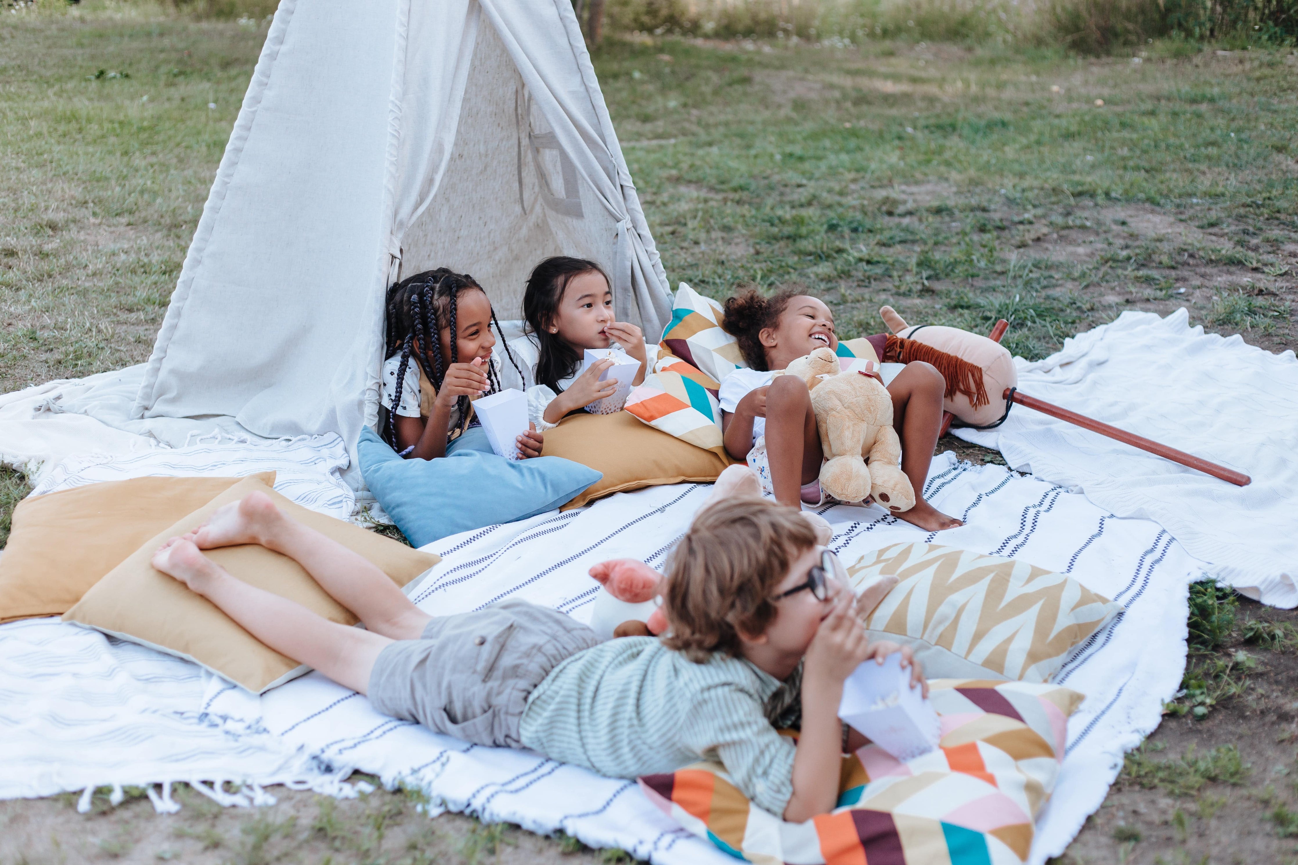 Pourquoi acheter un tipi pour enfant - Royaume Montessori - Jouets Educatifs Montessori