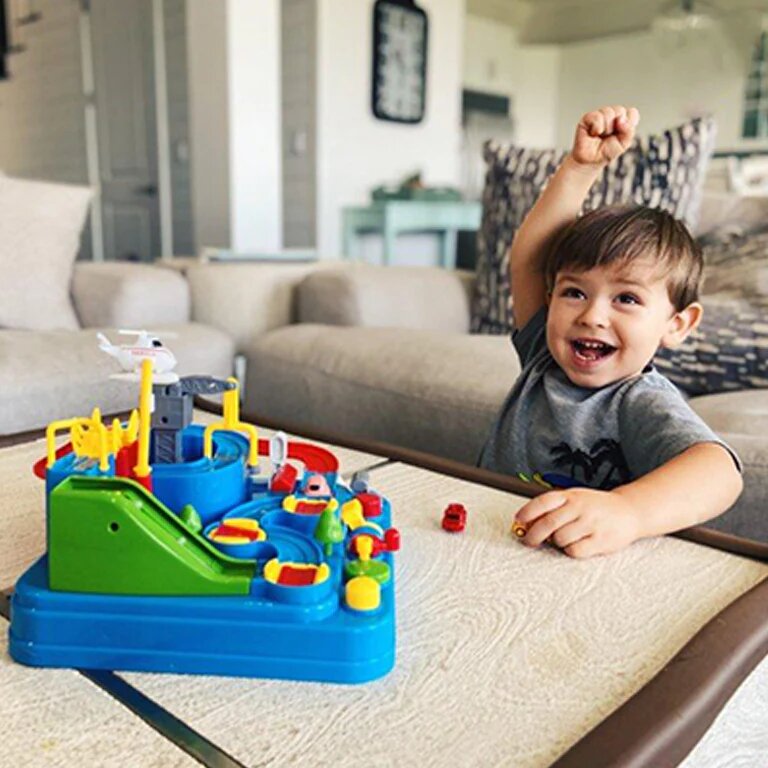 Un enfant heureux de jouer aux circuits Montessori