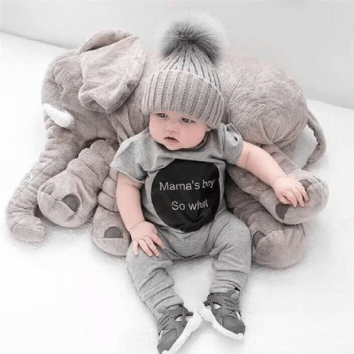 un bebe sur une peluche éléphant géante